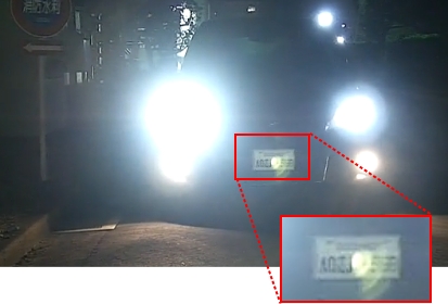 比較画像：夜間、車のヘッドライトが点灯している中でのナンバープレート