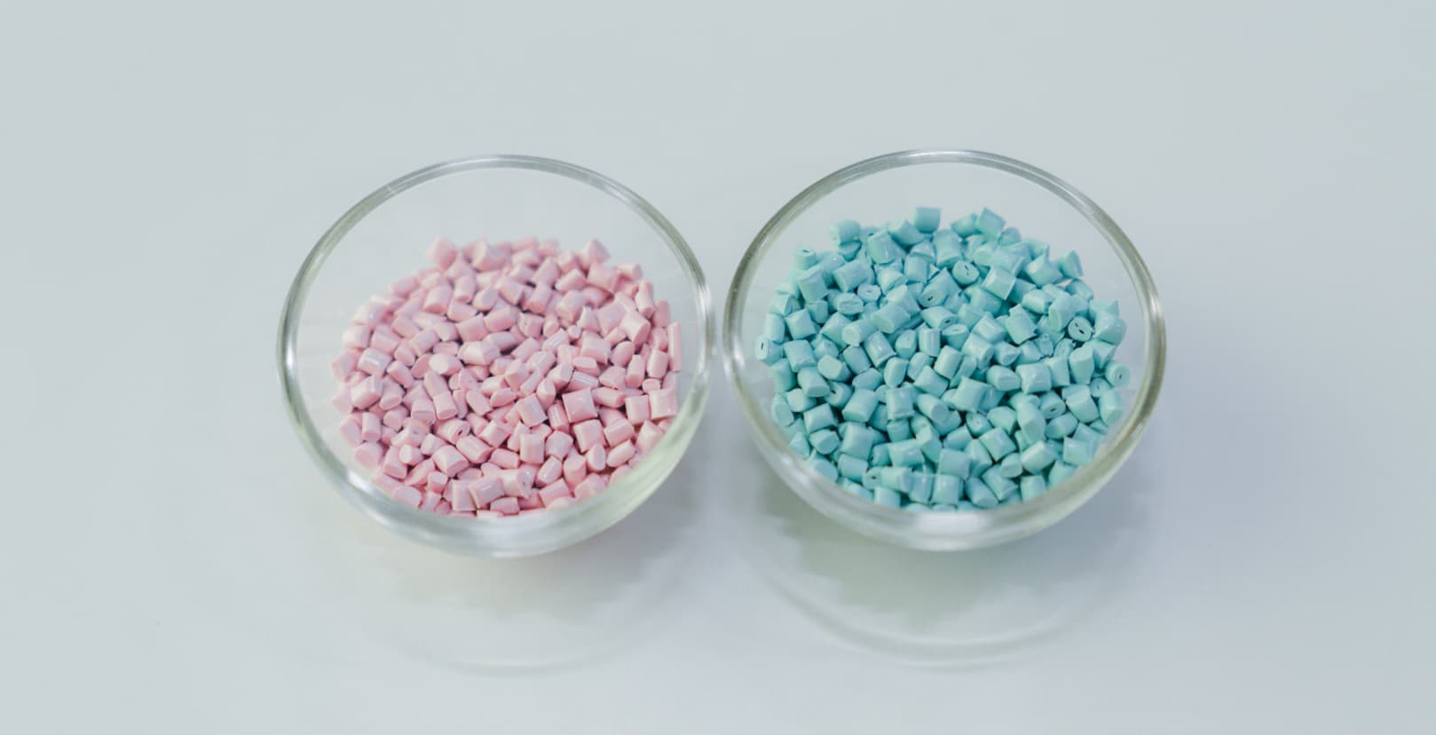 再生プラスチックを使用したピンクとブルーの素材の写真。