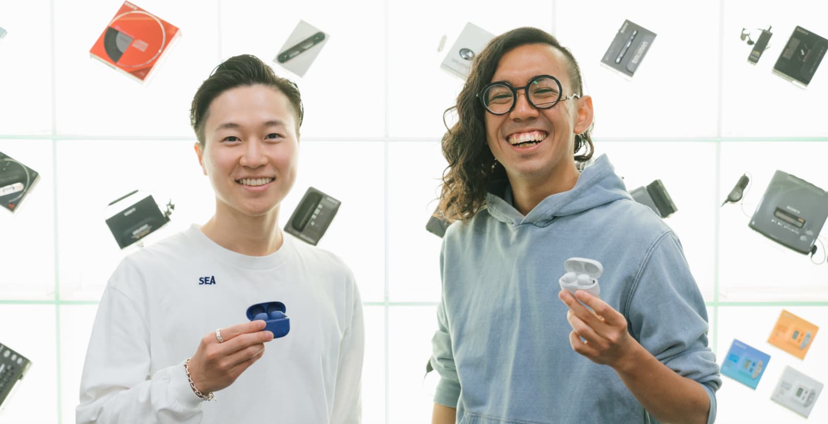 本坊健一郎さんと加藤功将さんがそれぞれLink Buds Sを持って正面を向いて笑っている写真。