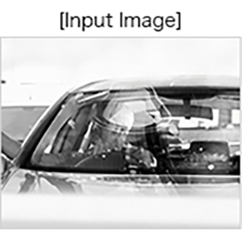 画像：反射除去の機能を使い、車のフロントガラスの映り込みが低減されている。