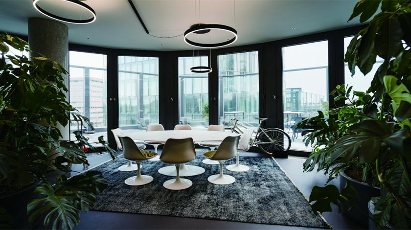 比較画像：商談スペース、いくつもの大きな窓、大きなテーブルと8つの椅子右：窓の外が見える