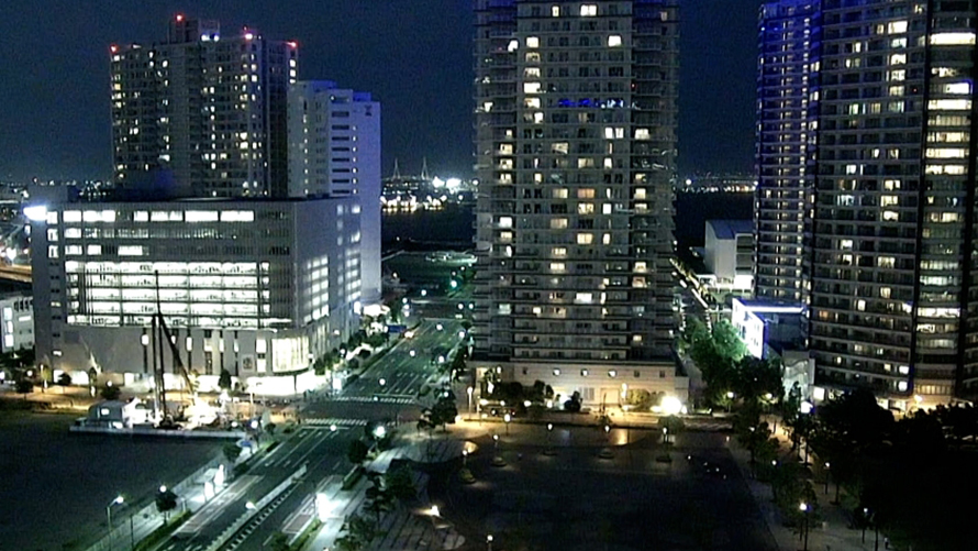 比較画像：夜の交差点、高層ビル