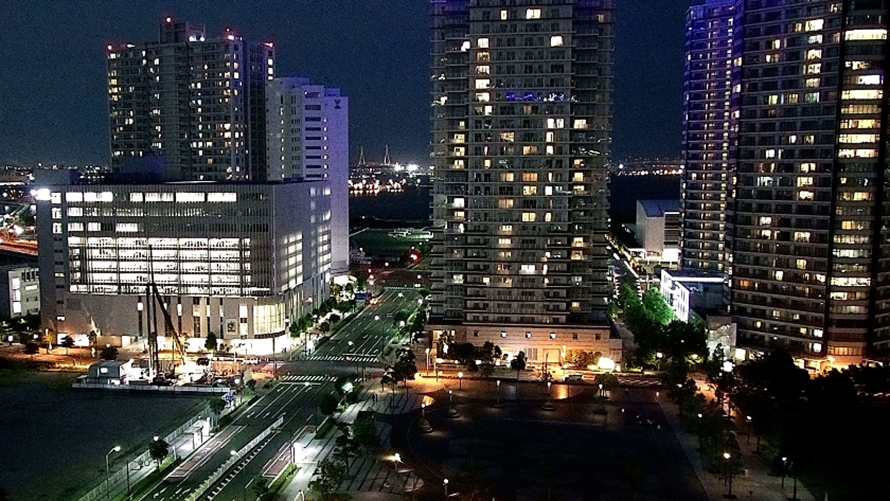 比較画像：夜の交差点、高層ビル