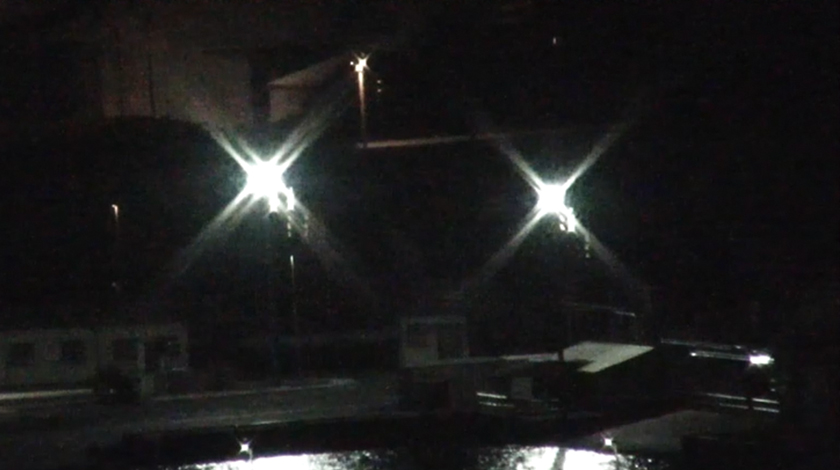 比較画像：夜の街灯