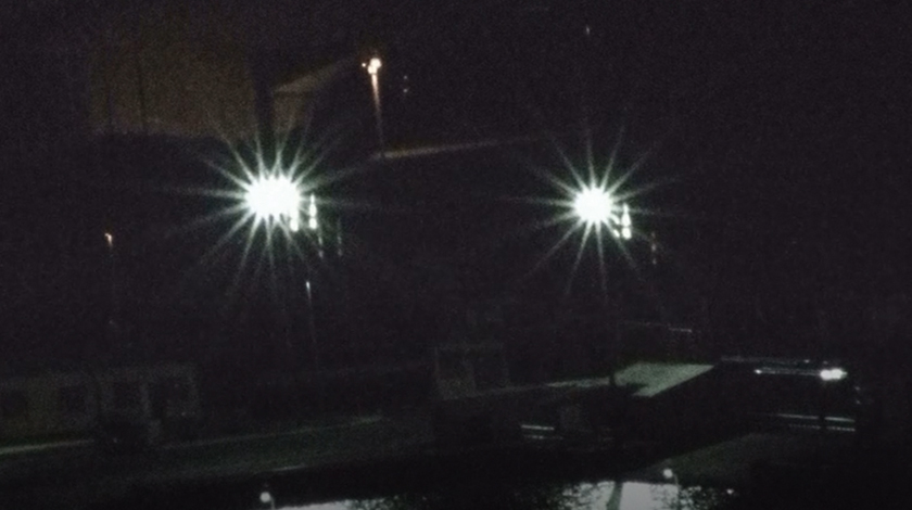 比較画像：夜の街灯