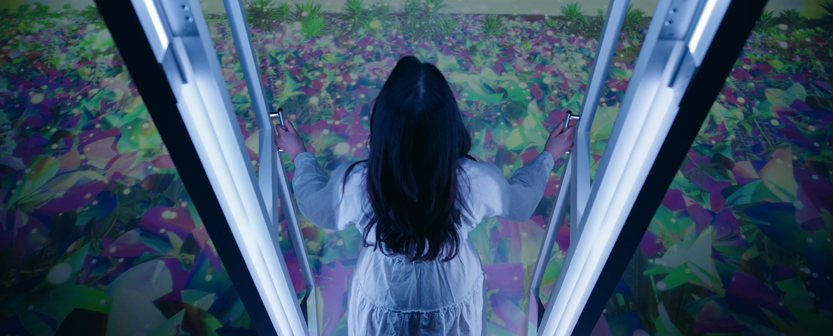 一人の女性がドアの前で、新しい世界への扉を開けようとしているシーン