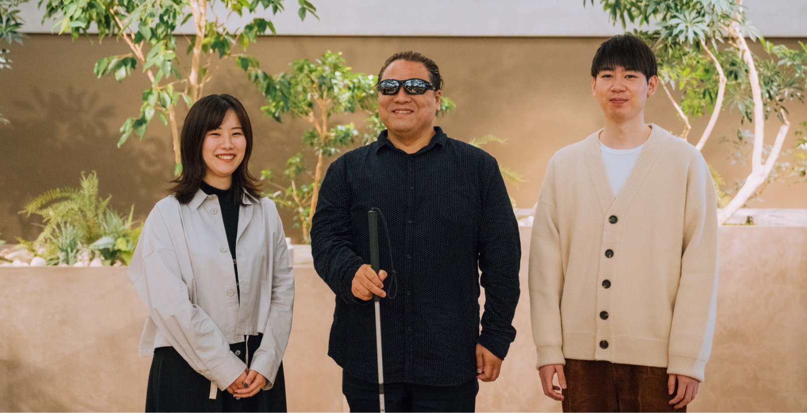 ソニー株式会社(SEC)の伊藤鈴さん、佐武陸史さんが佐藤 尋宣さんを囲んでカメラ目線で笑顔の写真