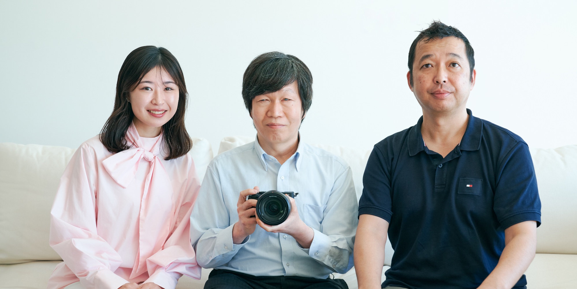 安部さん、鈴木さん、畠中さんがソファーに並んで座る集合写真。鈴木さんはフルサイズミラーレス一眼カメラ『α7C II』を持っている。