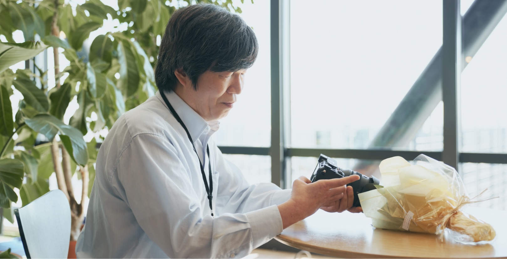 カメラを設定している鈴木さんの前に、花のブーケが置かれている