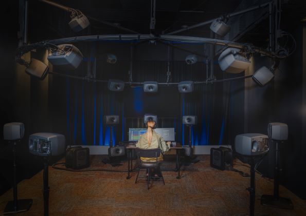 音楽スタジオでヘッドホンを使用したクリエイターが作業をしている様子