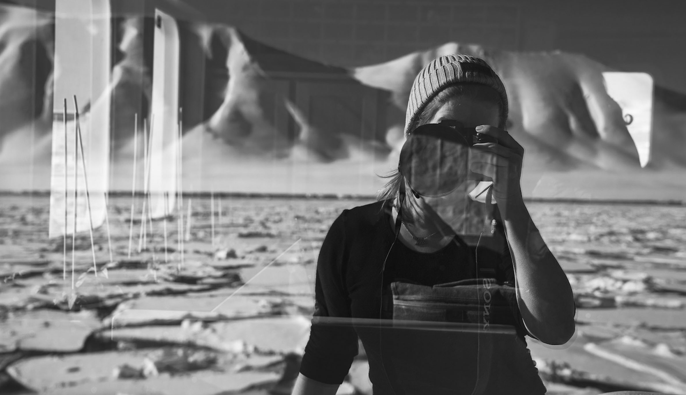 メリッサ・シェイファーの窓辺でのセルフポートレート