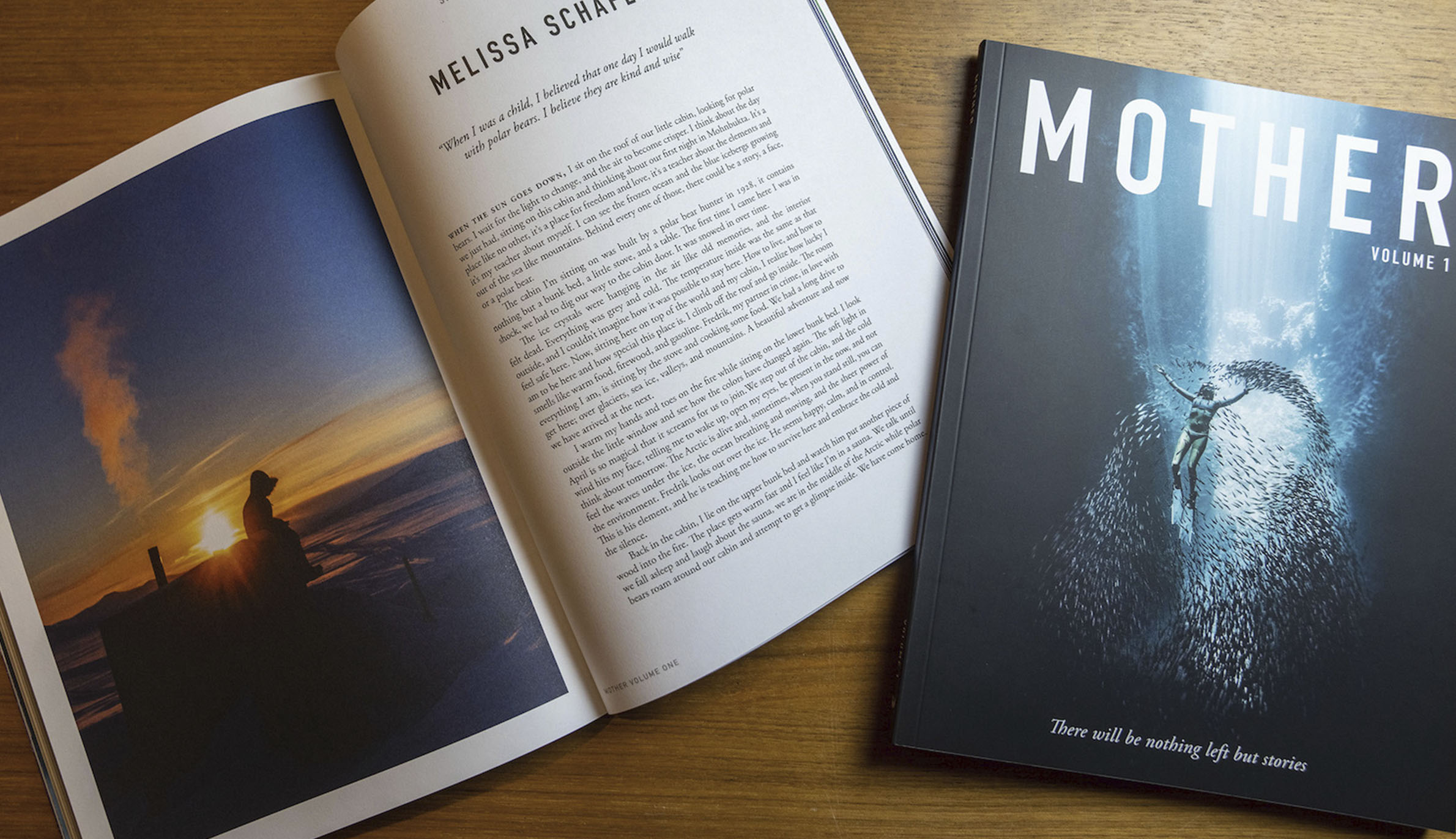 コーヒーテーブルの上に置かれた雑誌『MOTHER』