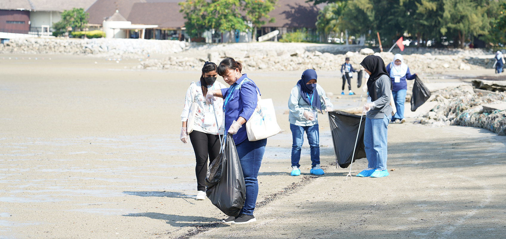 社員が海岸で清掃活動をしている