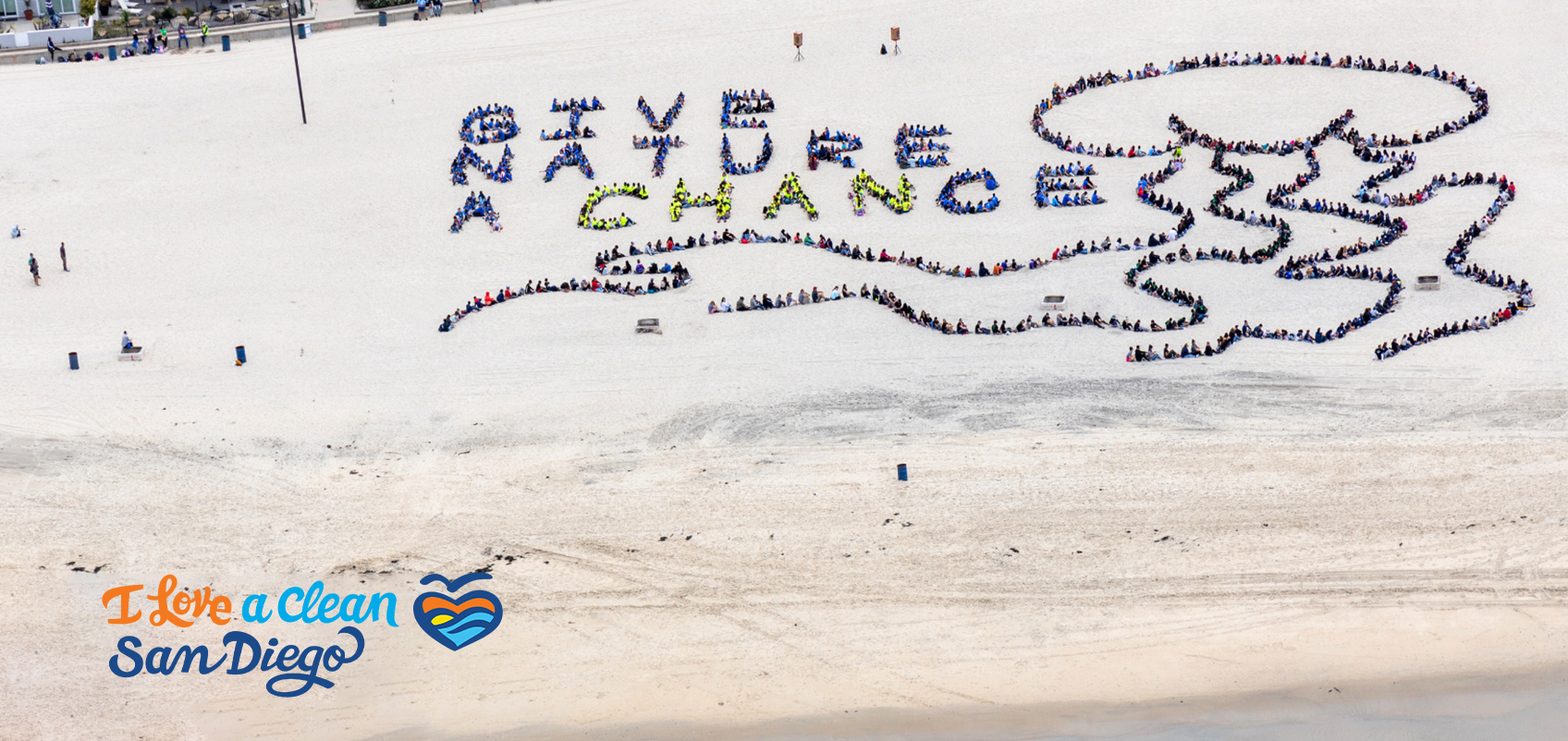 海岸清掃に参加した人々が並び、GIVE NATURE A CHANCEの文字をかたどっている様子