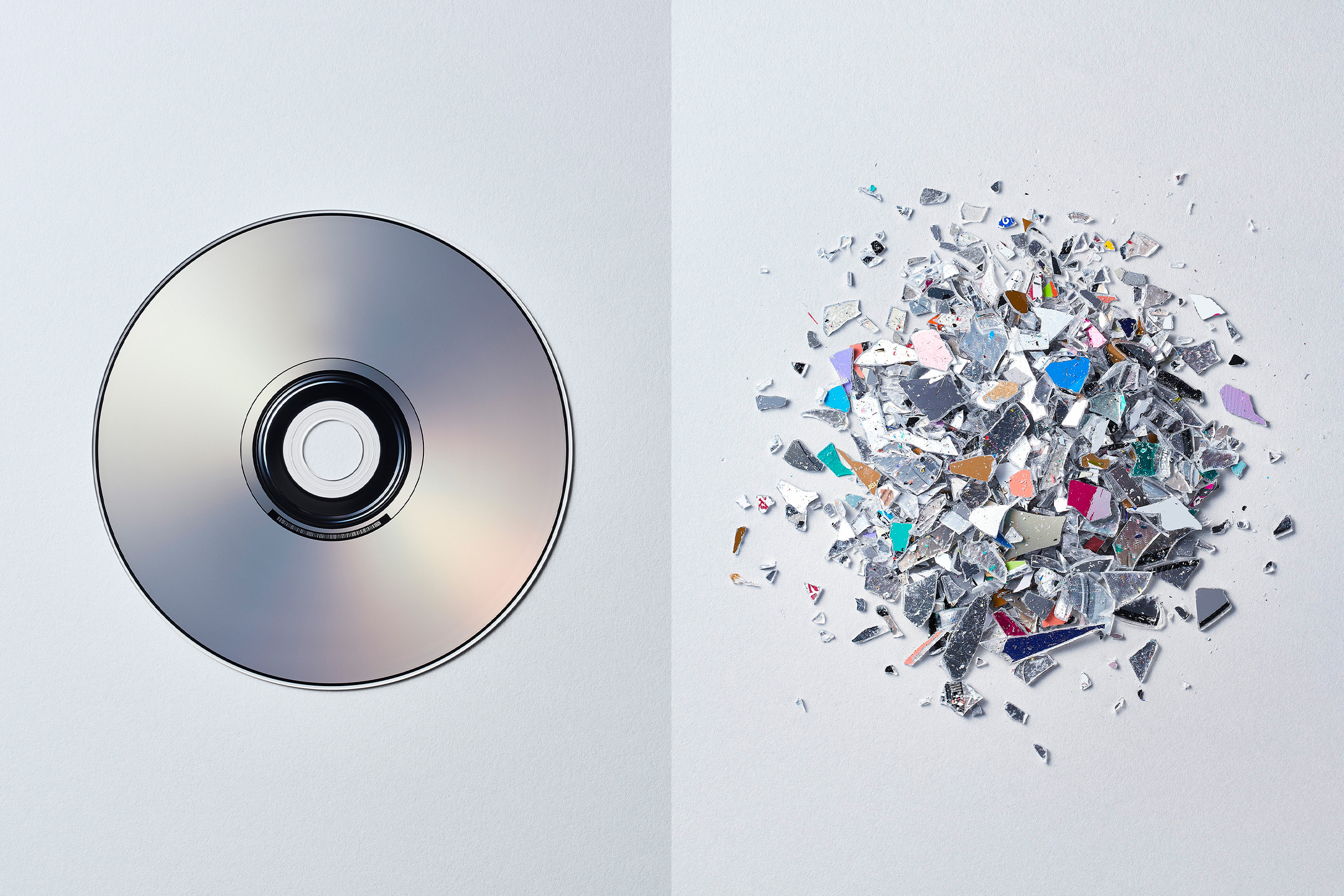 左側にCDの画像。右側に小さく破砕されている。