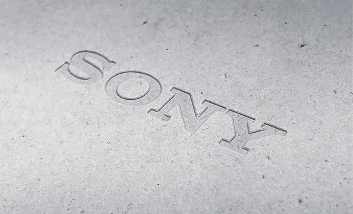 紙素材に刻印されたSONYロゴのクローズアップ