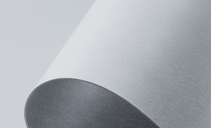 湾曲したグレーの紙素材の拡大画像
