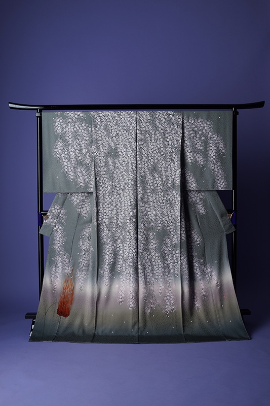 Kimono hanging on frame Click to open modal