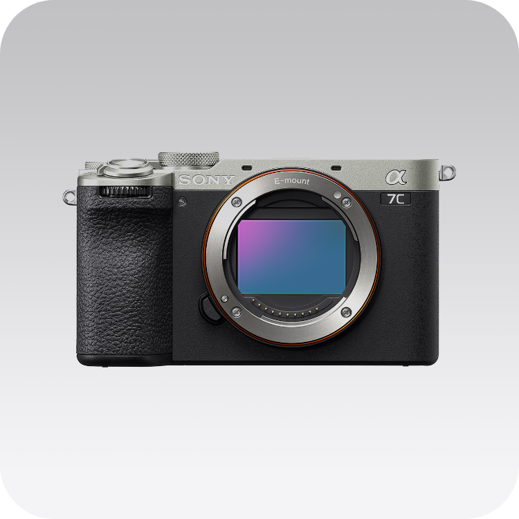 Front view of the camera. The sensor can be seen in the middle of the camera, and the logos Sony and a7c can be seen.