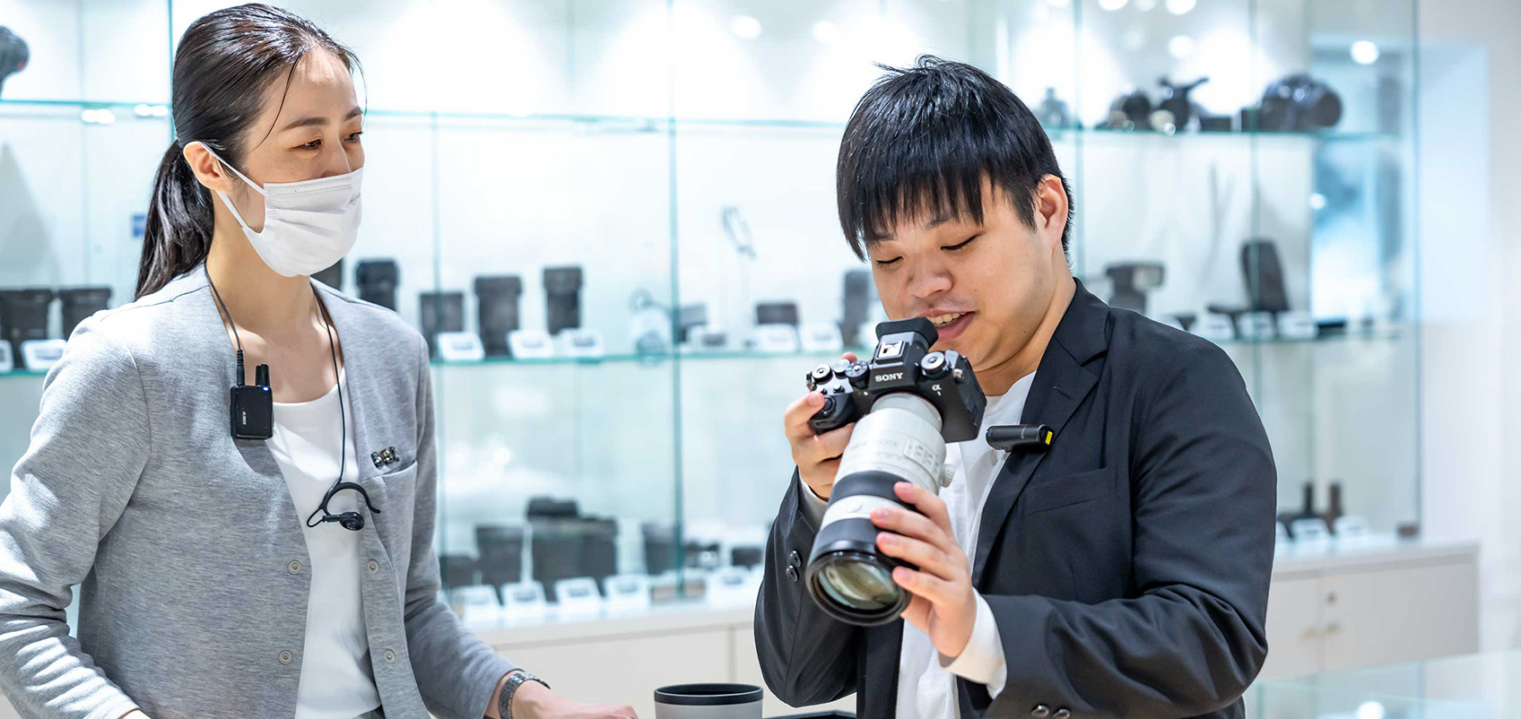 An advisor and a store staff member talking while trying out products in a store.