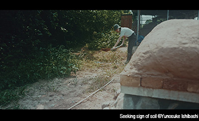 Seeking sign of soil ©Yunosuke Ishibash