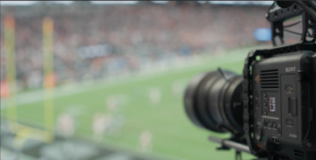 フィールドを撮影するカメラ